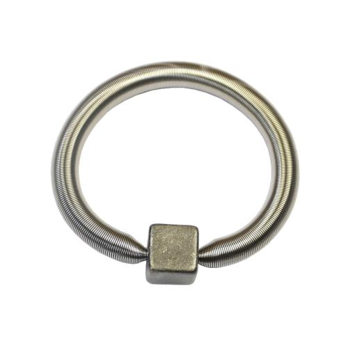 Edelstahlarmband mit einem Würfel aus Kunstharz, altsilber