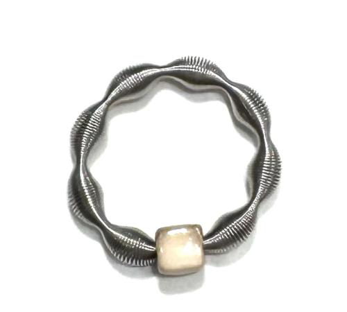 Edelstahlring Welle mit Keramikwürfel, beige