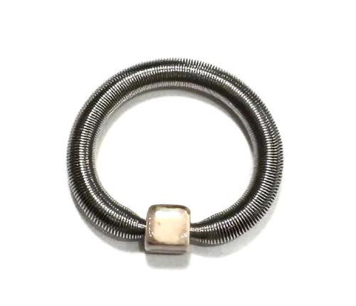 Edelstahlring mit Keramikwürfel, beige