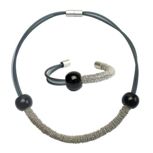 Kette und Armband aus Kautschuk, Viskose und Plexiglas, khaki-grau