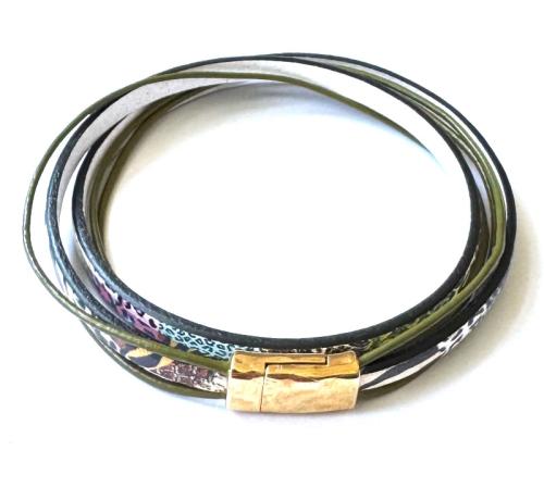 Leder mit vergoldetem Verschluss, bunt-olive