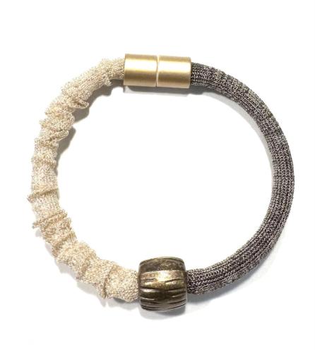 Viskose-Perlon-Armband mit Element aus Kunstharz, taupe/sand