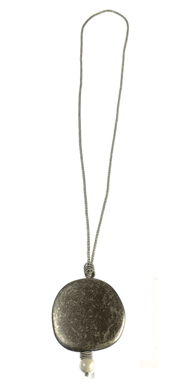 FELICE by Hegmann - hochwertiger Modeschmuck made in Germany - lange  Perlon-Metall-Kette mit einem Kunstharzanhänger, silbergrau
