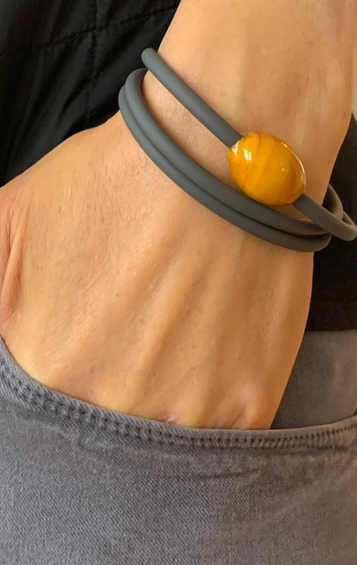Armband aus Kautschuk mit Muranoglaselement, dunkelgrau-senfgelb