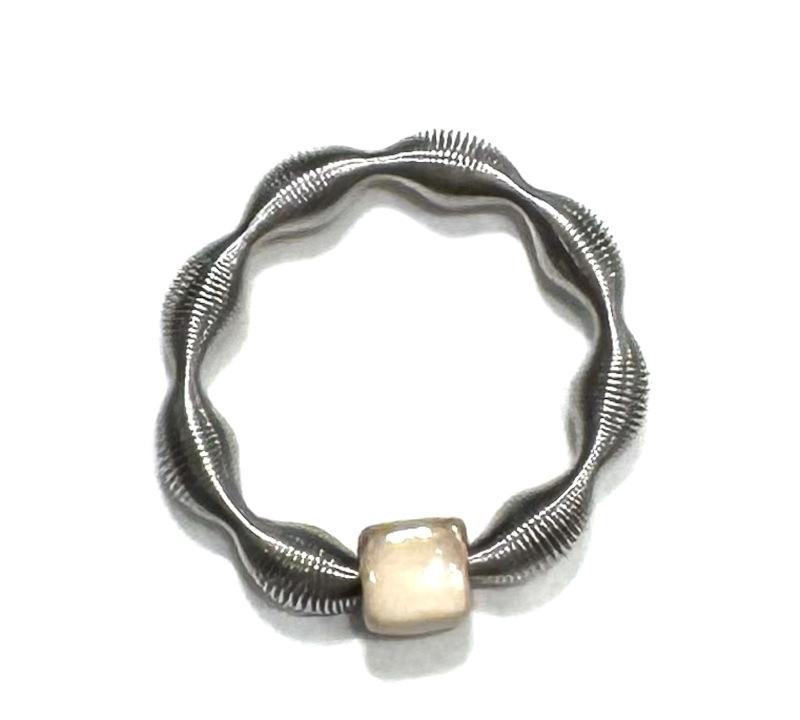 Edelstahlring Welle mit Keramikwürfel, beige