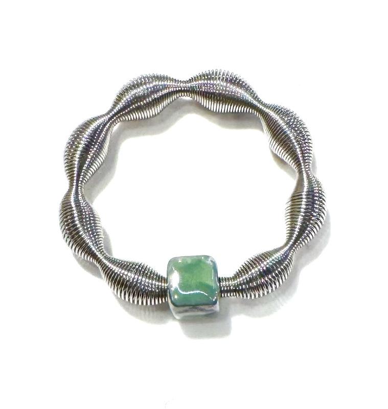 Edelstahlring Welle mit Keramikwürfel, grün