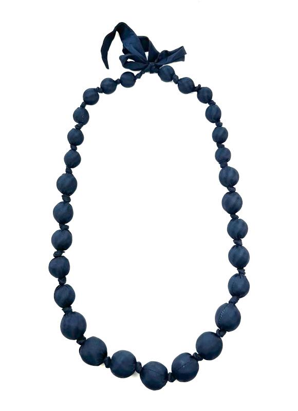 Lange Seidenkette, dunkelblau