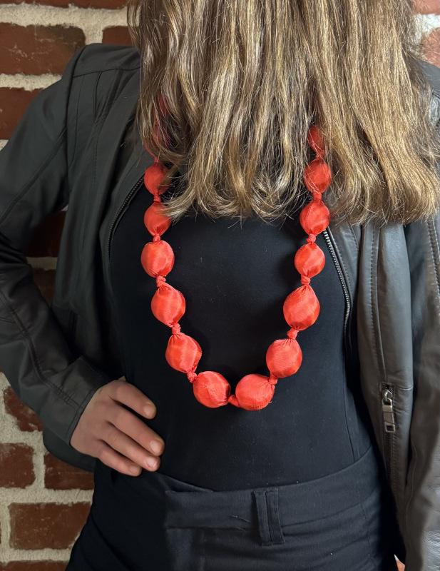 Lange Seidenkette, kirschrot