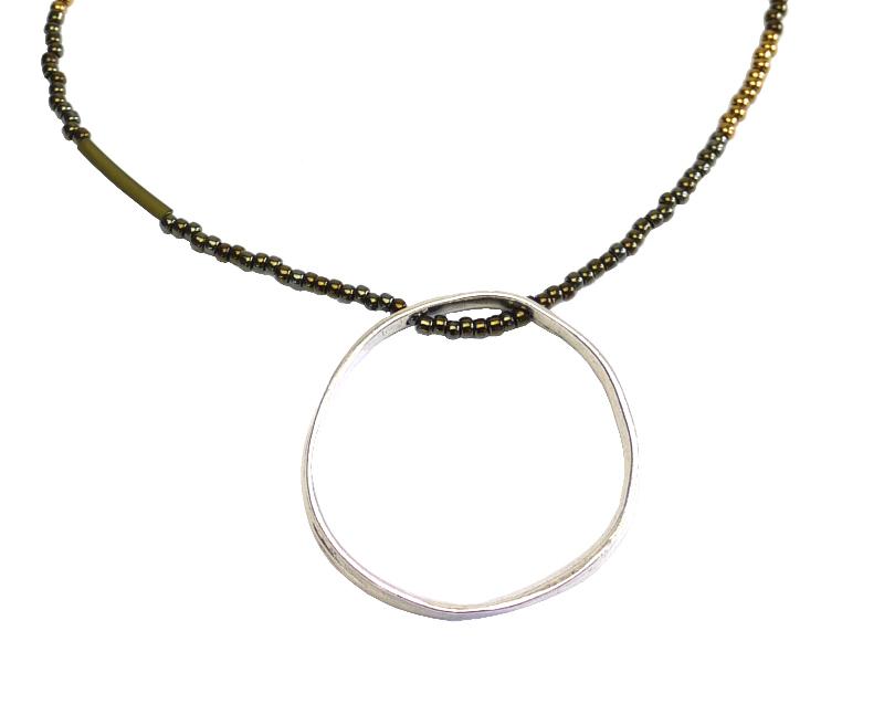 Kautschukperlenkette mit Ring, dunkelolive-moos