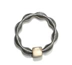Edelstahlring Welle mit Keramikwürfel, beige